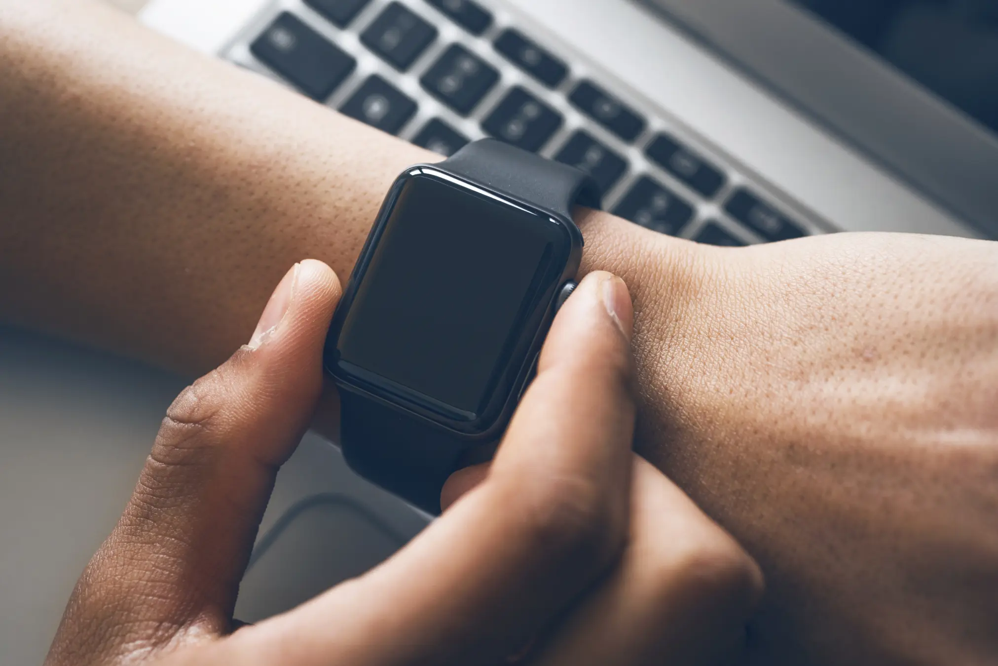 THOUSANDS ARE SUING SAMSUNG AND APPLE BECAUSE THEIR SMART WATCHES COULD CAUSE CANCER
